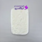 ظرف باز صابون خامه ای که بافت نرم، سفید و پفدار محتوای خامه ای داخل آن را به خوبی نشان میدهد