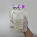 بلوک شفاف پایه صابون کریستال که در دست گرفته شده و ابعاد و زلالی آن به خوبی مشخص است