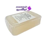 بلوک بزرگ پایه صابون نیمه شفاف با رنگ عسلی گرم و طبیعی که در بستهبندی سلفنی قرار گرفته است